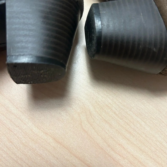 Earth leather calls taupe boots size 8 excellent condition - Picture 14 of 14